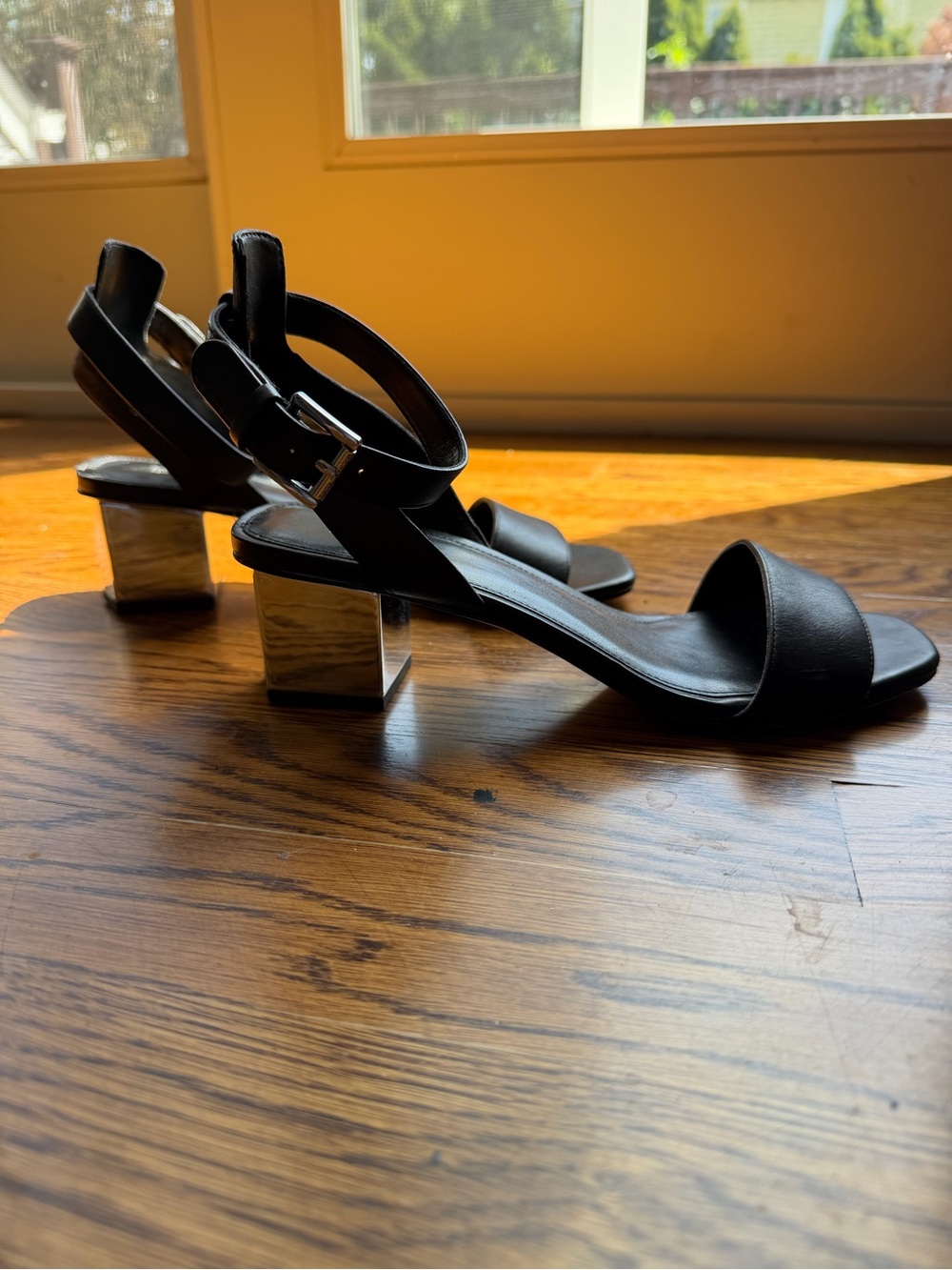Steve Madden Black Womens Block Heel Sandals with Metallic Heel